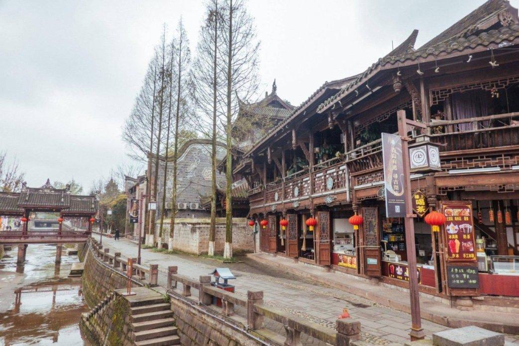 邻居小孩4岁，到吃饭的时候总要来我家，所以经常要来我家吃饭，很烦人，怎么办？