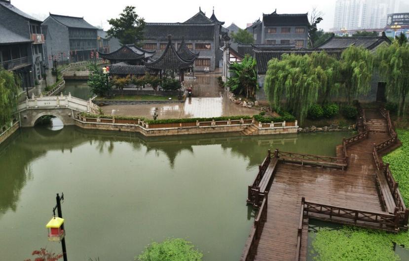 条纹露腰T恤搭配黑色牛仔短裤，温柔大气女人味十足，你觉得漂亮吗？